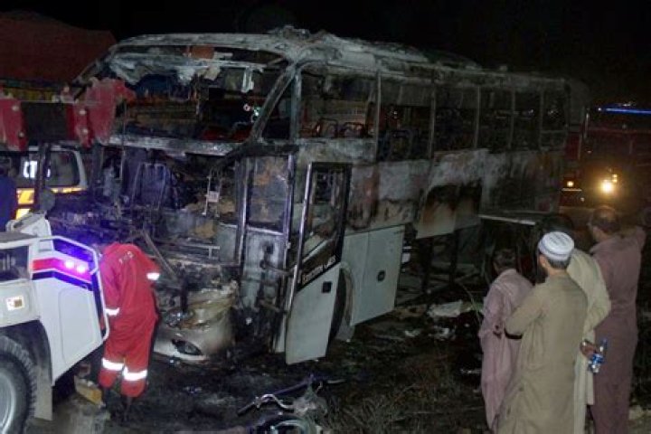 
18 killed in Pakistan bus fire 