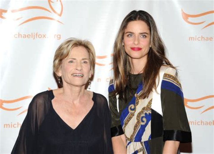 
Amanda Peet’s Older Sister Is A Doctor, American Actress Has Never Revealed Her Identity And Photo In Public 