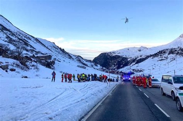 
At least 2 people still buried in Austria after Christmas Day avalanche 