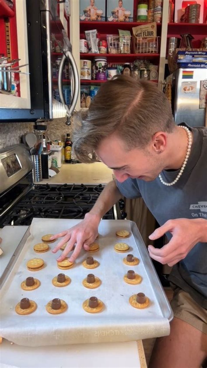 B Dylan Hollis On Tiktok Recipe For Viral Peanut Butter Cookies, Age And Instagram