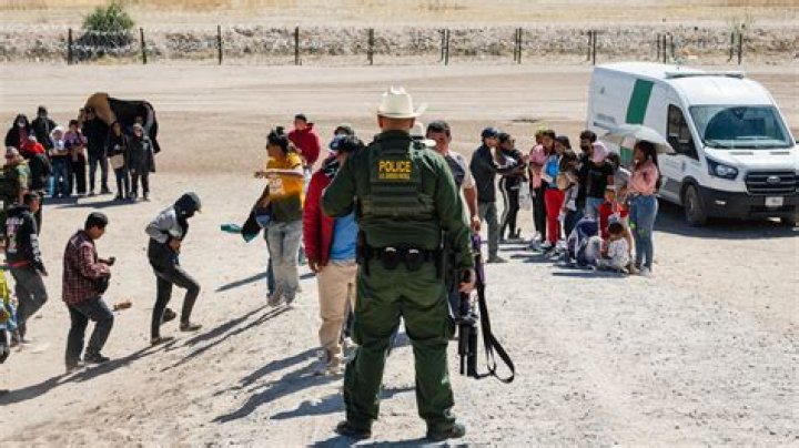 
Border Patrol agent assaulted by migrants crossing border into Texas 