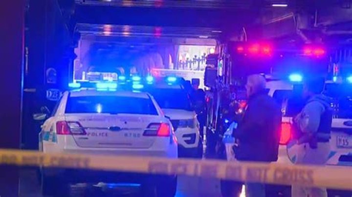 
Chicago Loop shooting: Shots fired during suspected bank robbery at Fifth Third Bank, 1 South Wacker 