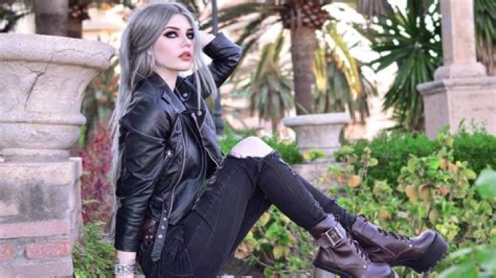 
Dayana Crunk – Age, Measurements, Boyfriend, Net Worth, Bio 