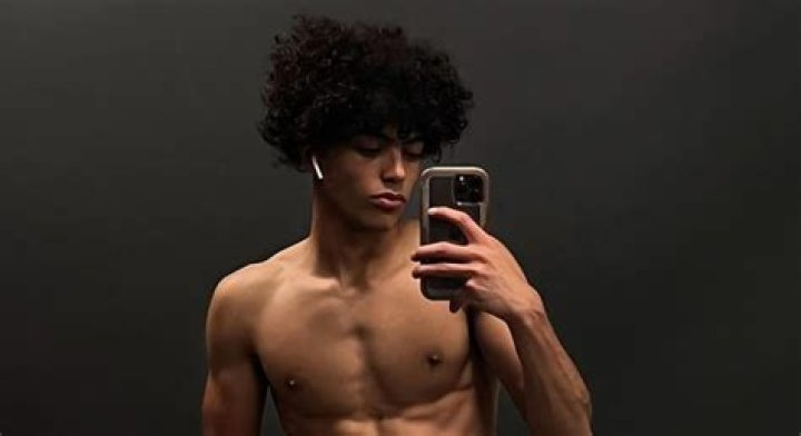 
Derek Trendz Height, Weight, Net Worth, Age, Birthday, Wikipedia, Who, Nationality, Biography 