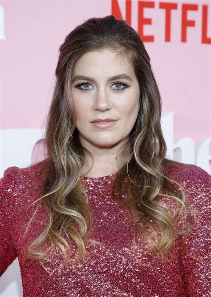 
Details About Laura Dreyfuss from Glee: Height, Parents, Dating 