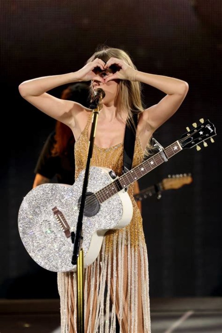 
Fans drool over Taylor Swift performing ‘Fearless’ with sparkly guitar on Eras Tour, some troll singer for Ariana Grande-like look 