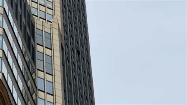 
FBI suspect threatens to jump from 31st floor window of Manhattan skyscraper 