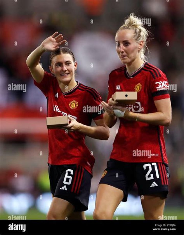 
Hannah Blundell Partner Tom Pett As She Is Dating A Footballer 