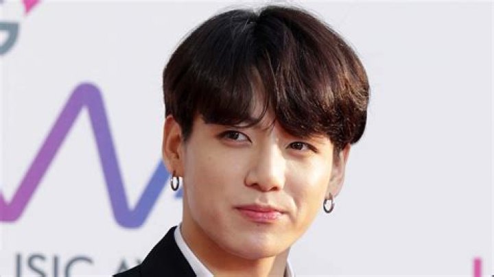 
“He looks so stunning”: Fans trend BTS Jungkook’s new hair at #1 on Twitter Worldwide and in the U.S. 