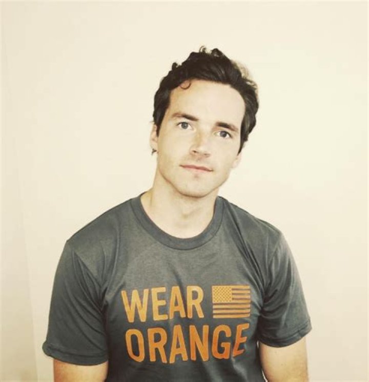 Ian Harding Height, Weight, Net Worth, Age, Birthday, Wikipedia, Who, Nationality, Biography