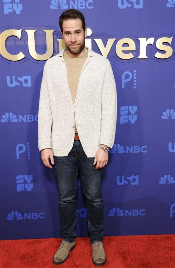 Ike Barinholtz Height, Weight, Net Worth, Age, Birthday, Wikipedia, Who, Nationality, Biography