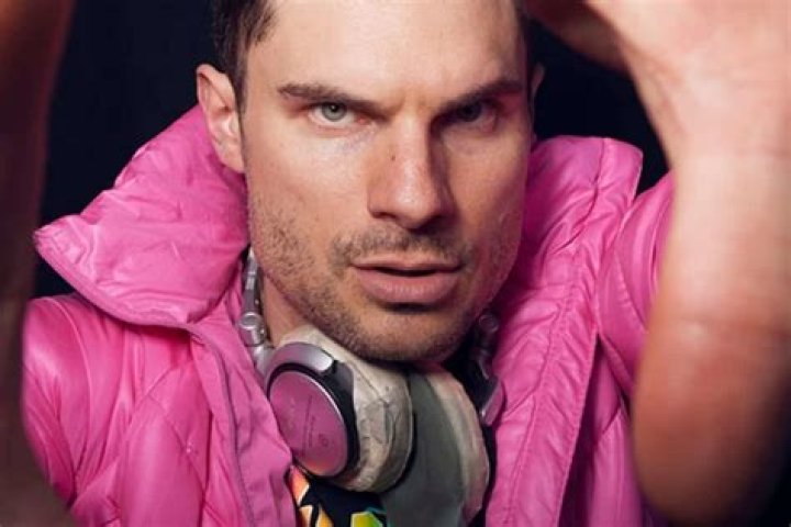 Is Flula Borg Married to Wife? Or Dating a Girlfriend?