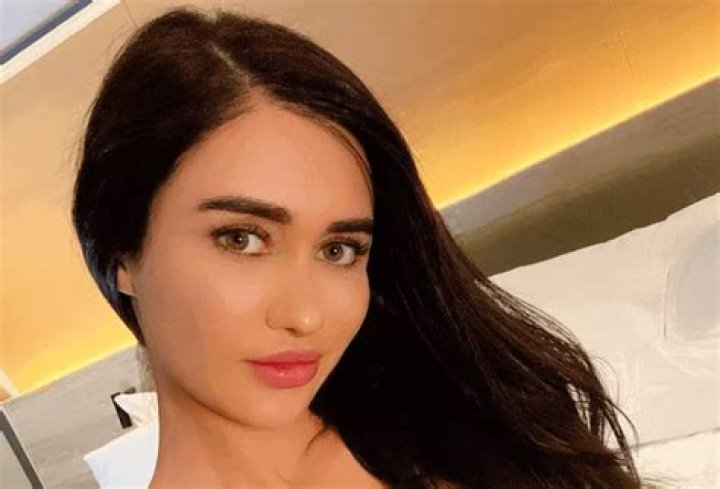 
Is Joselyn Cano Married? Her Bio, Age, Husband, Net worth and Wikipedia 