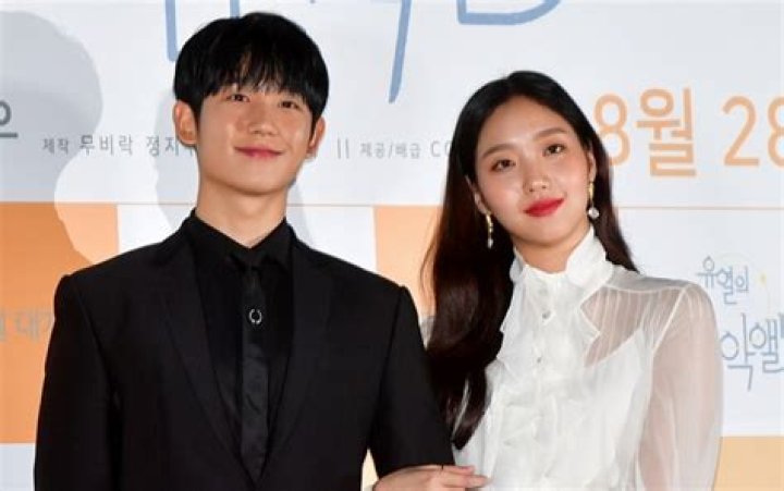 
Is Jung Hae-in Married to Wife? Is he dating a girlfriend? 