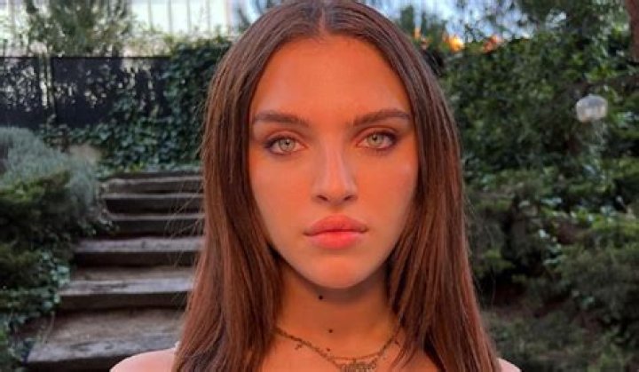 
Is Mae Muller Transgender? Sexuality Wikipedia Bio And Net Worth 