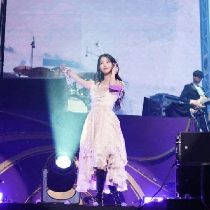 
IU Admits Having A Hearing Problem During THE GOLDEN HOUR Performance 