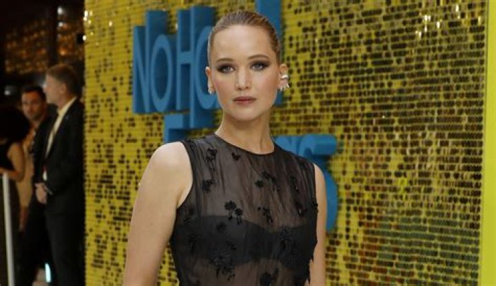 
Jennifer Lawrence Reacts To Amy Schumer Revealing Her Liposuction 