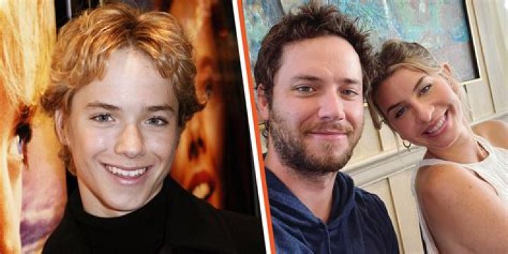 
Jeremy Sumpter’s Wife Elizabeth Sumpter Is Corporate Flight Attendant at Confidential 