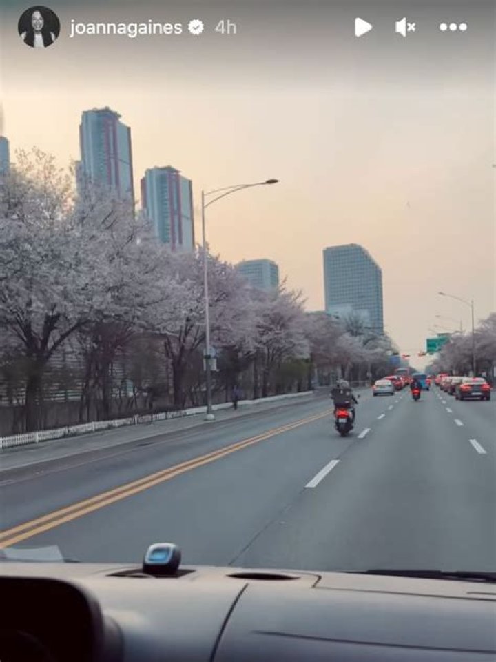 
Joanna Gaines Returns to Koreatown with Her Daughters 20 Years After Eye-Opening First Visit 