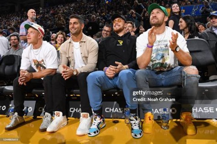 
Joe Montana, George Kittle, Christian McCaffrey attend Golden State Warriors vs Lakers game at Chase Center: Watch 