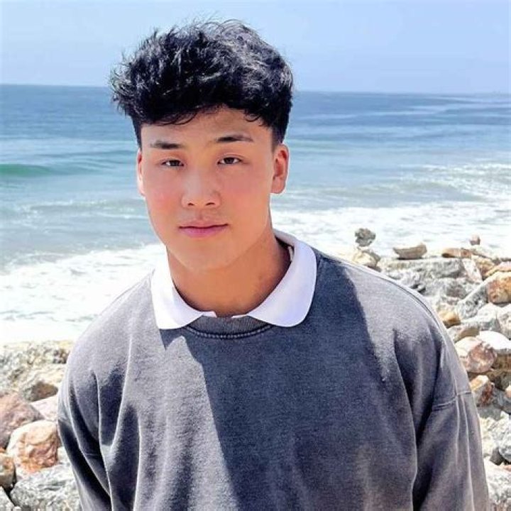 
Jojo Sim Height, Weight, Net Worth, Age, Birthday, Wikipedia, Who, Nationality, Biography 