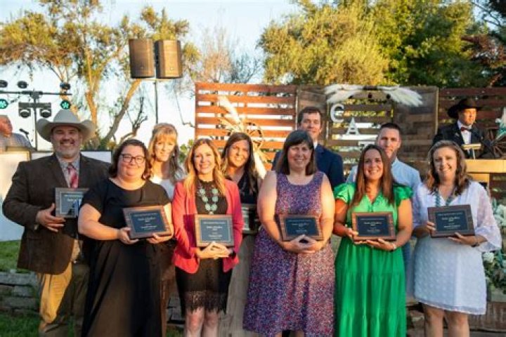 
Julia Garner Sister Anna Garner Is An Artist and Special Education Teacher 