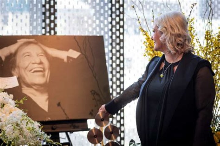 
Julie Anne Saumur Height, Weight, Net Worth, Age, Birthday, Wikipedia, Who, Nationality, Biography 