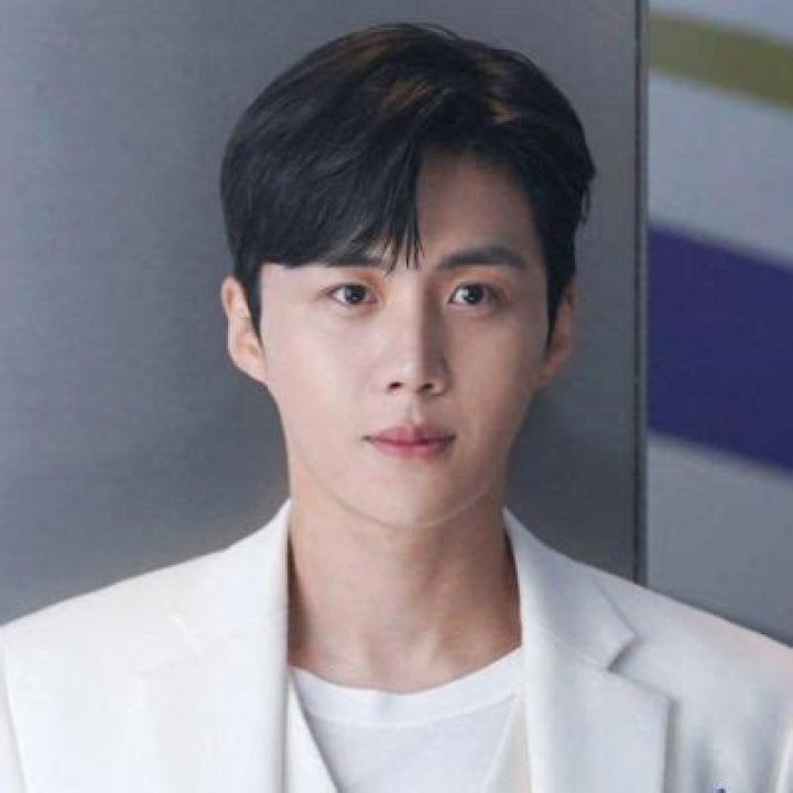 
Kim Seon-ho Will Make His Acting Debut With A Spectacular Transformation 