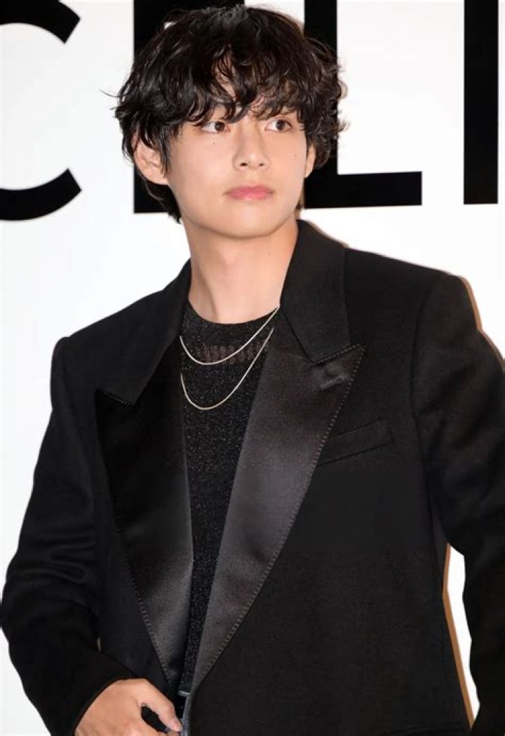 Kim Tae-hyung – BTS’ V Height, Weight, Net Worth, Age, Birthday, Wikipedia, Who, Nationality, Biography