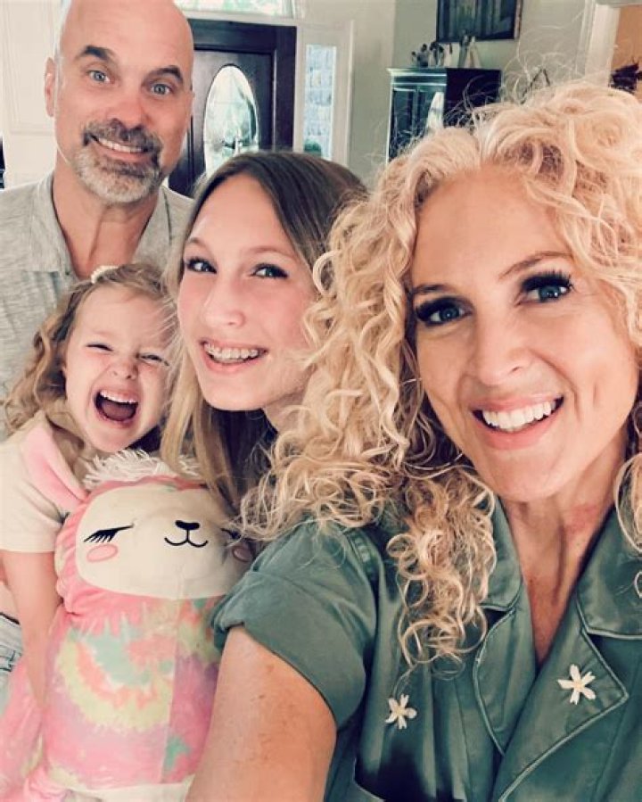 Kimberly Schlapman Height, Weight, Net Worth, Age, Birthday, Wikipedia, Who, Instagram, Biography