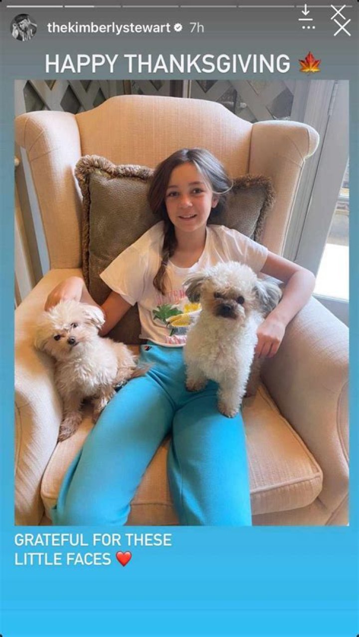 
Kimberly Stewart Shares Sweet Thanksgiving Photo of Her and Benicio Del Toro’s Daughter: ‘Thankful’ 