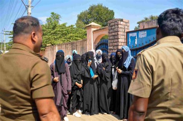
K’taka govt order on hijab a death knell for students’ secular education: Petitioners to SC (Ld) 