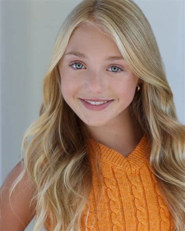 
Lily LaBrant Height, Weight, Net Worth, Age, Birthday, Wikipedia, Who, Nationality, Biography 