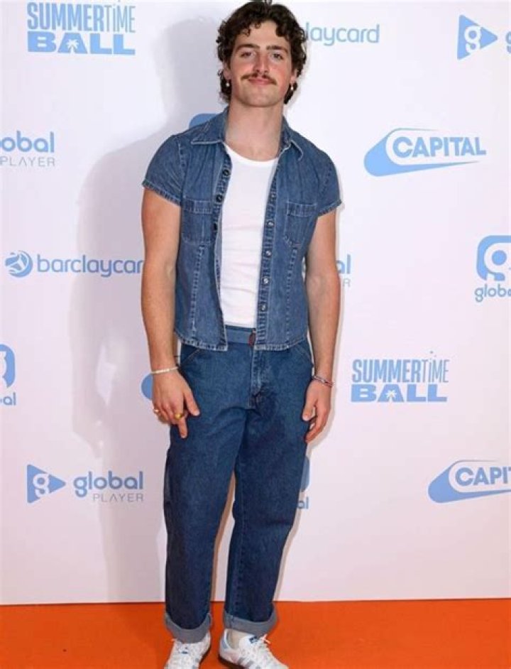 
Lozz Benson Height, Weight, Net Worth, Age, Birthday, Wikipedia, Who, Nationality, Biography 