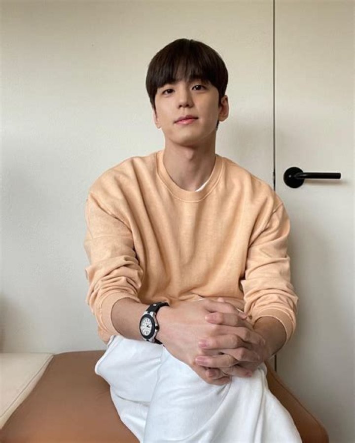 
Min-Kyu Height, Weight, Net Worth, Age, Birthday, Wikipedia, Who, Nationality, Biography 