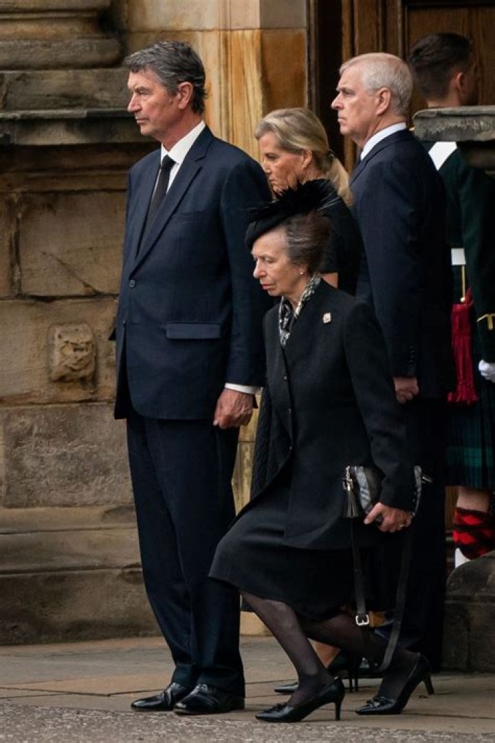 
Queen Elizabeth’s Daughter Princess Anne Curtsies to Her Coffin, Queen’s Four Children Walk in Processional 
