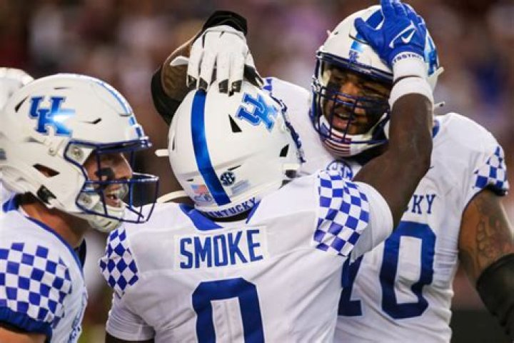 
Running Back Kavosiey Smoke Is From Wetumpka Alabama: Here Are Top 10 Facts About The Footballer 