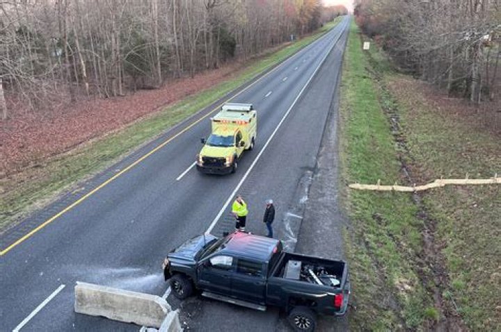 
Six young girls killed in Tennessee highway crash after car hits shoulder barrier, flips 