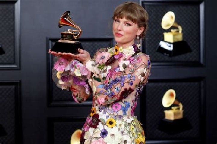 
Taylor Swift Reacts to ‘All Too Well’ Song of the Year Grammy Nom: ‘I’ll Go Scream for 10 Minutes’ 