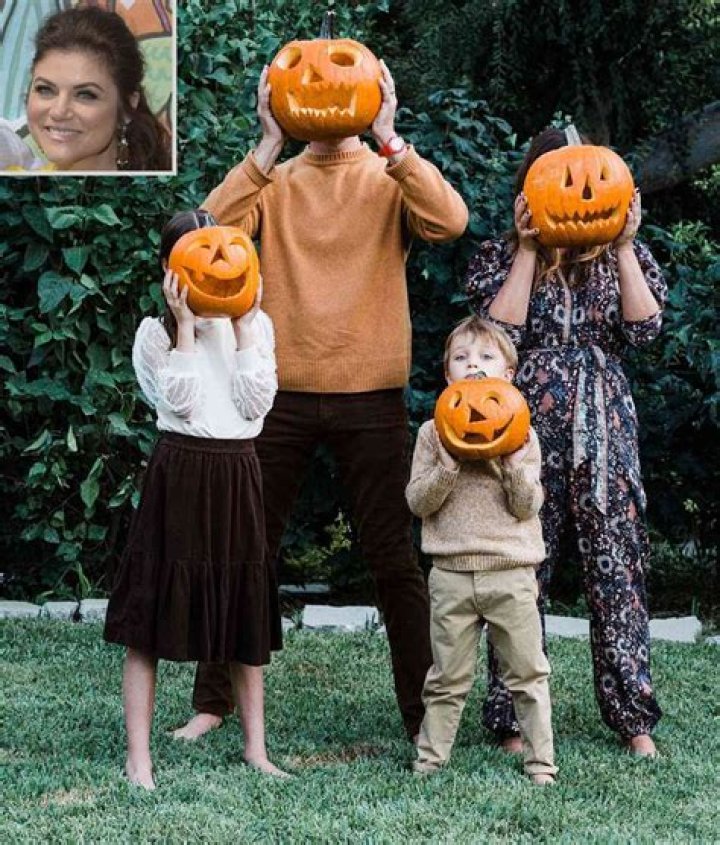 
Tiffani Thiessen Goes for ’80s and ’90s Nostalgia for Family’s Fun Halloween Costumes: Photo 