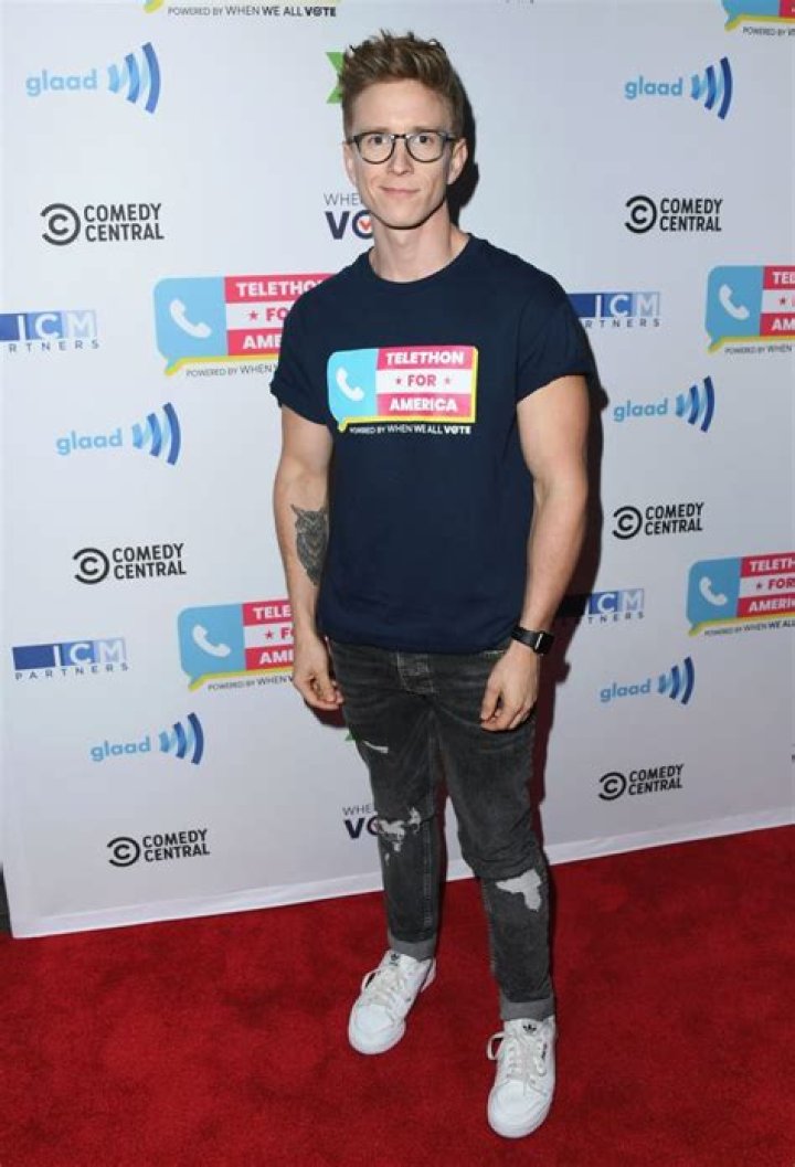 
Tyler Oakley Height, Weight, Net Worth, Age, Birthday, Wikipedia, Who, Nationality, Biography 