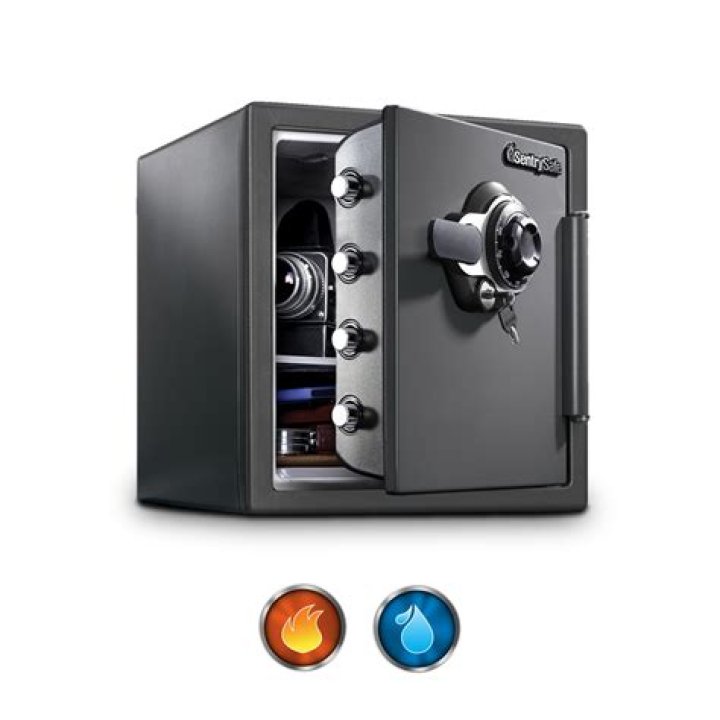 
VIDEO: Armed robbers invade skit maker Doctall Kingsley’s home, cart away his car, money and other valuables 