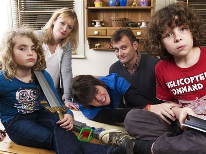 
What Has Been Happening To Leslie Marshall’s Kids? Details Of Child Death Story And Outnumbered Cast 