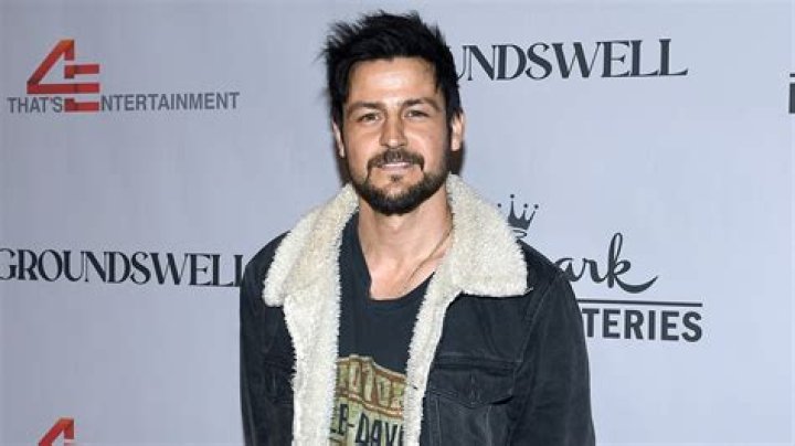 Why do fans believe that Hallmark Star Tyler Hynes is Bald and Wears a Wig while He Has Healthy Natural Hair?