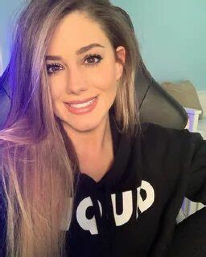 
Youtuber LuluLuvely’s Age, Height, Boyfriend, Net Worth, Wiki 